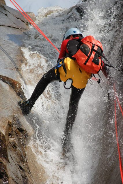 Mann im Wasserfall