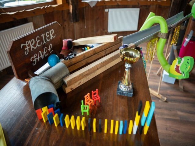 Echt.Posch_Baumgarten_Kettenreaktion_Dominosteine_Aufbau Freierfall