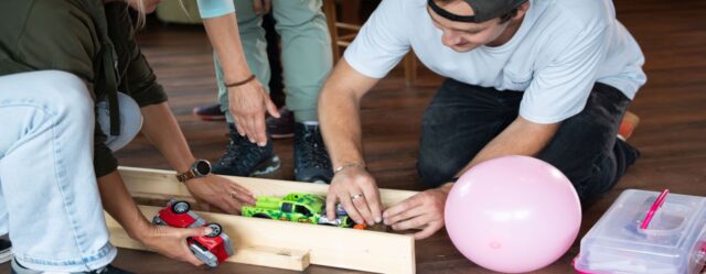 Echt.Posch_Baumgarten_Kettenreaktion_Pfeil Luftballon II